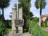 Brusy, pomnik z tablic: "Ofiarom Zbrodni Hitlerowskich w Latach 1939-1945, Spoeczestwo Gminy Brusy".